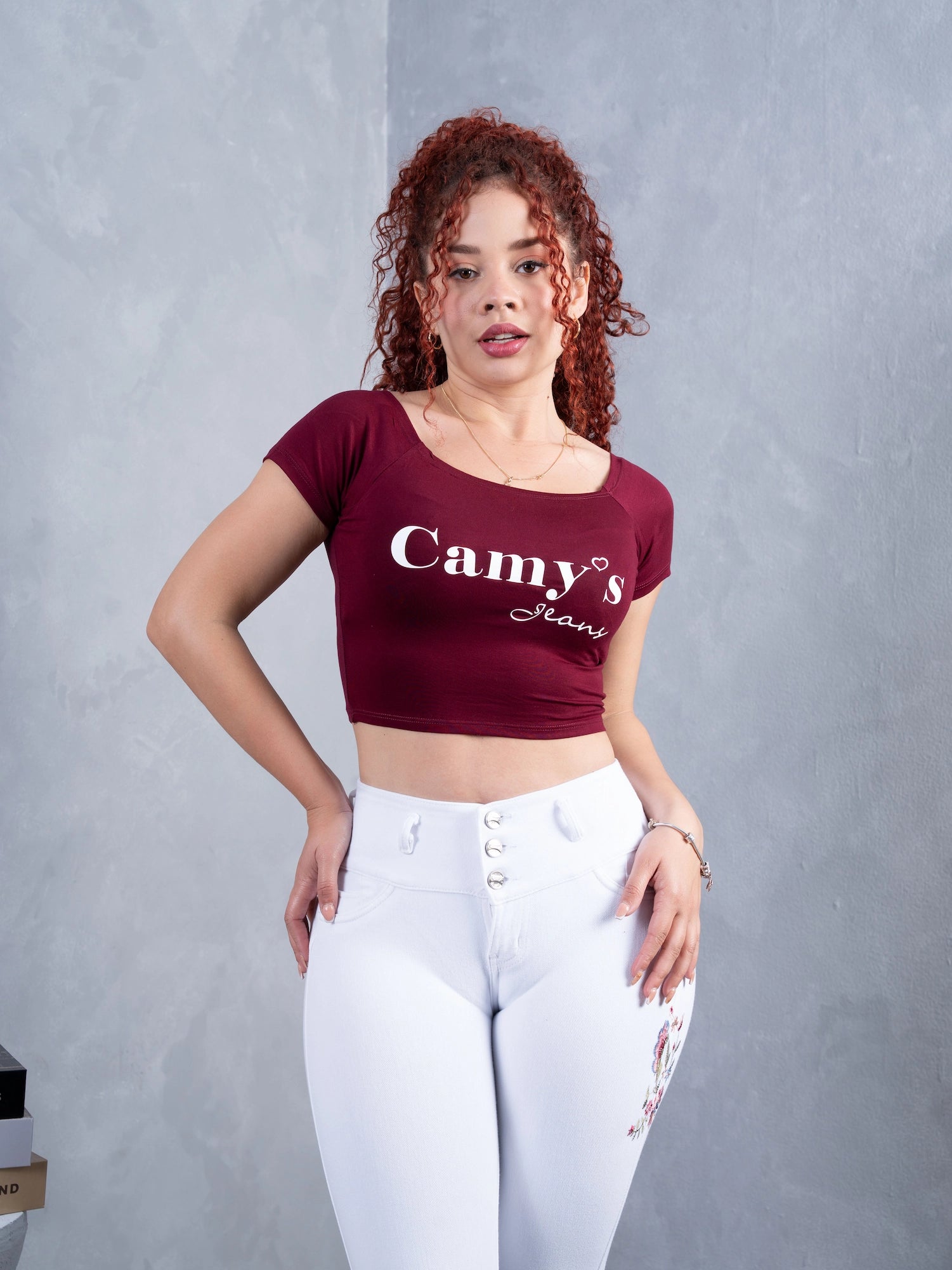 Pantalón Clásico Blanco, bordado flor rojo