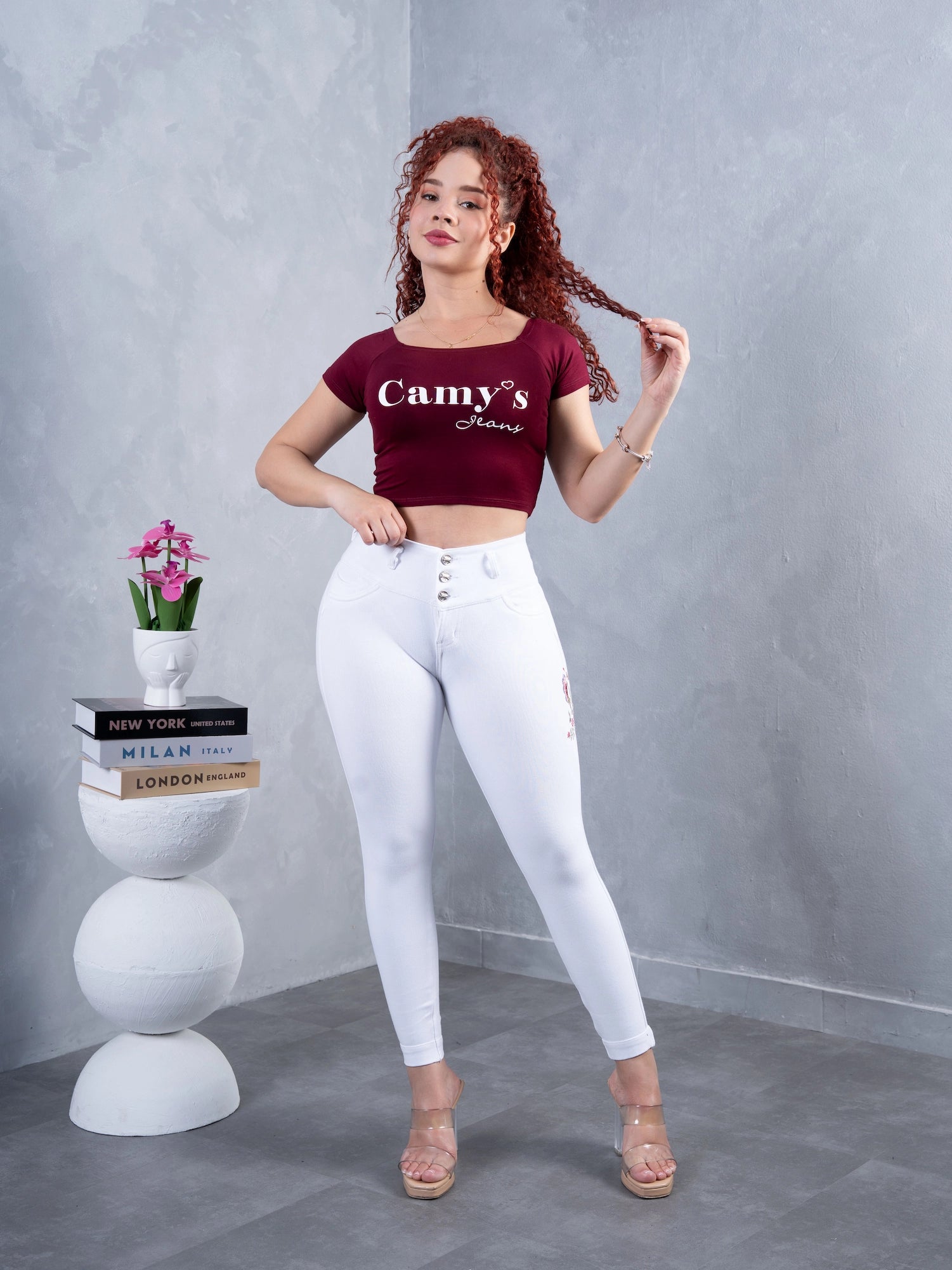 Pantalón Clásico Blanco, bordado flor rojo