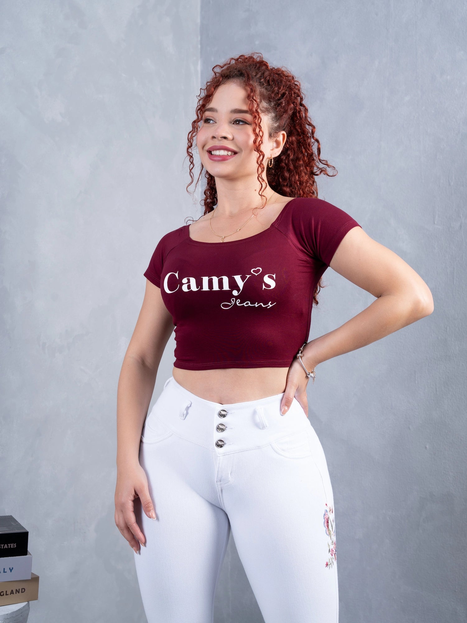 Pantalón Clásico Blanco, bordado flor rojo