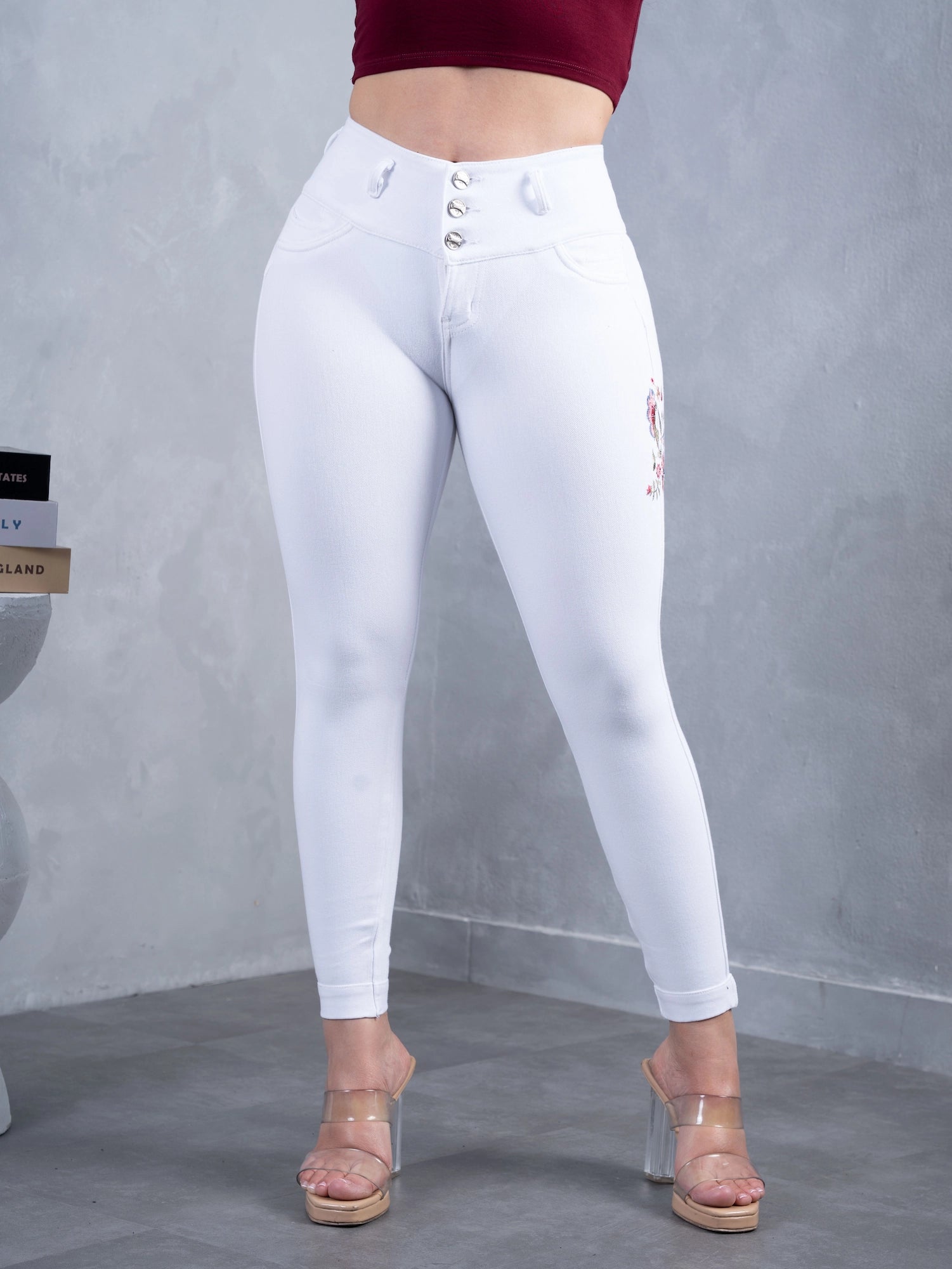 Pantalón Clásico Blanco, bordado flor rojo