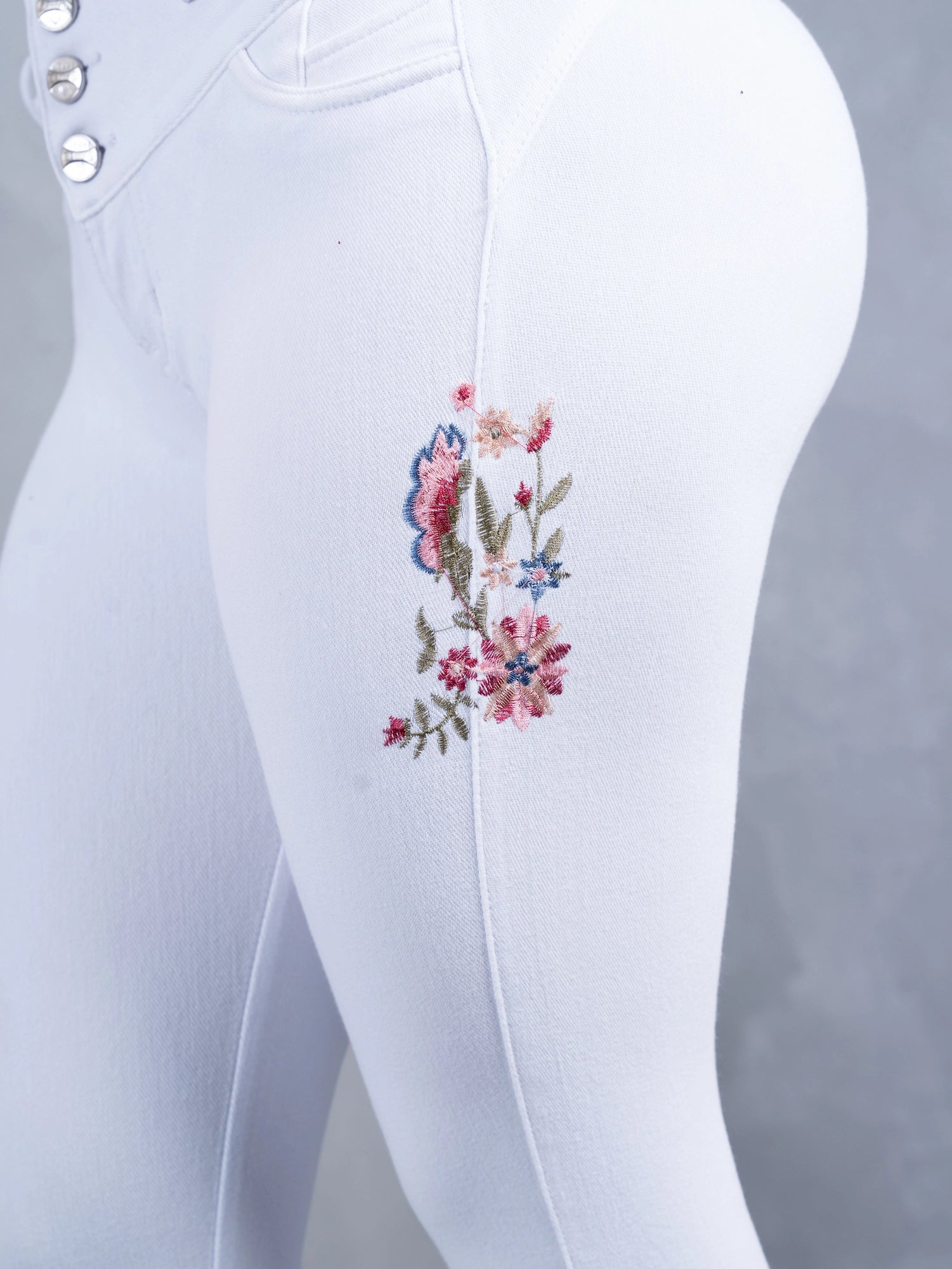 Pantalón Clásico Blanco, bordado flor rojo