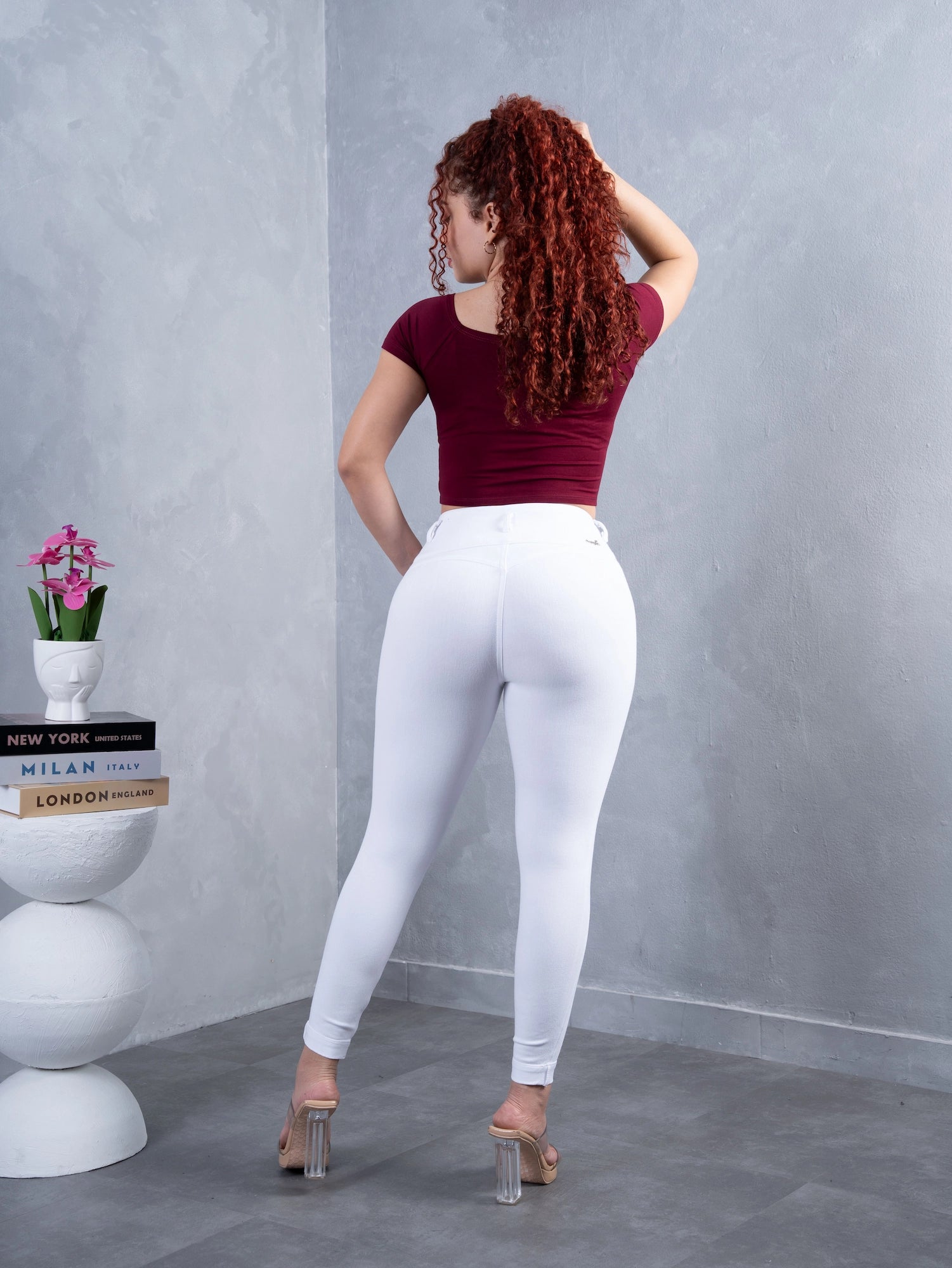 Pantalón Clásico Blanco, bordado flor rojo