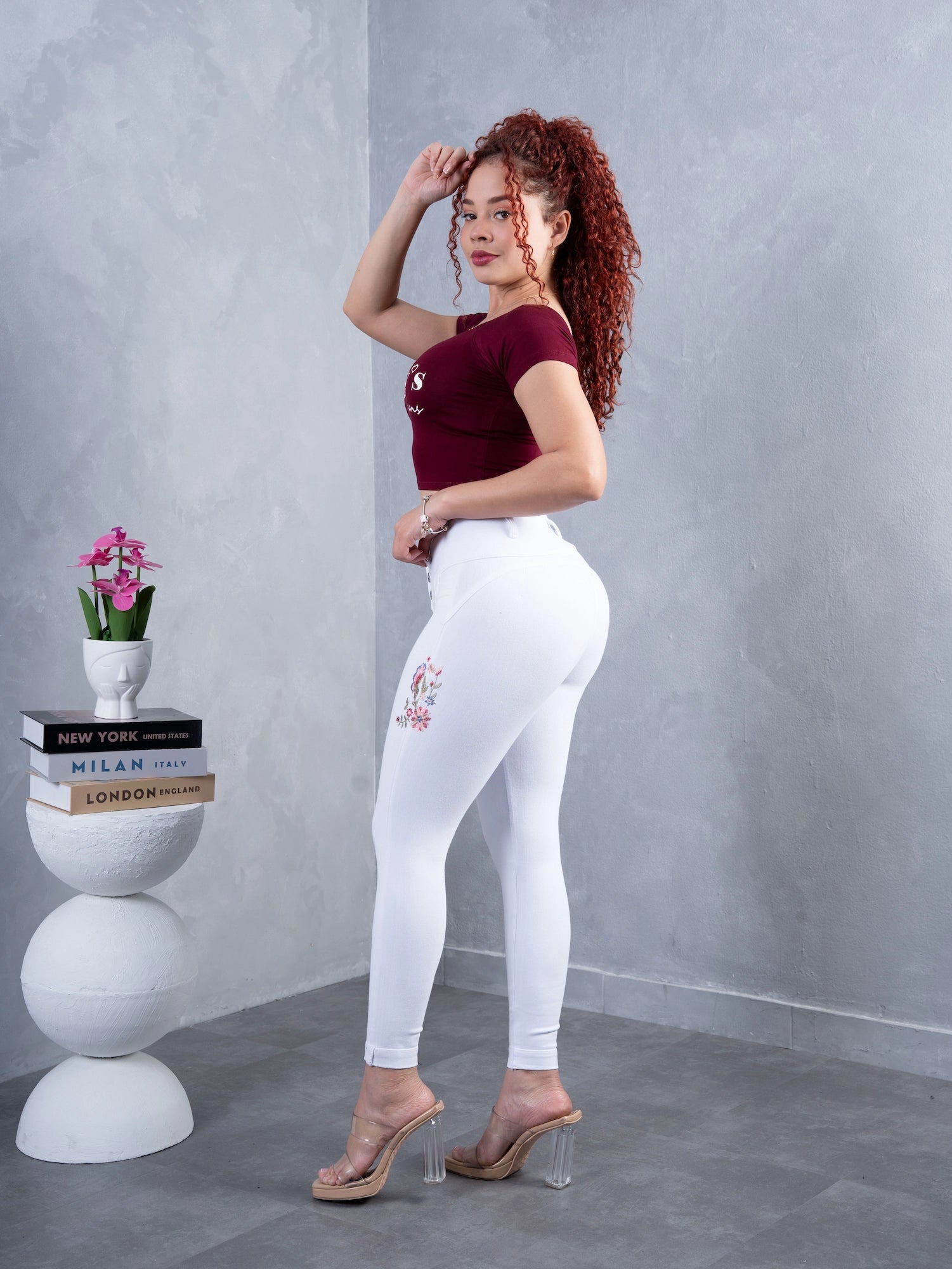 Pantalón Clásico Blanco, bordado flor rojo