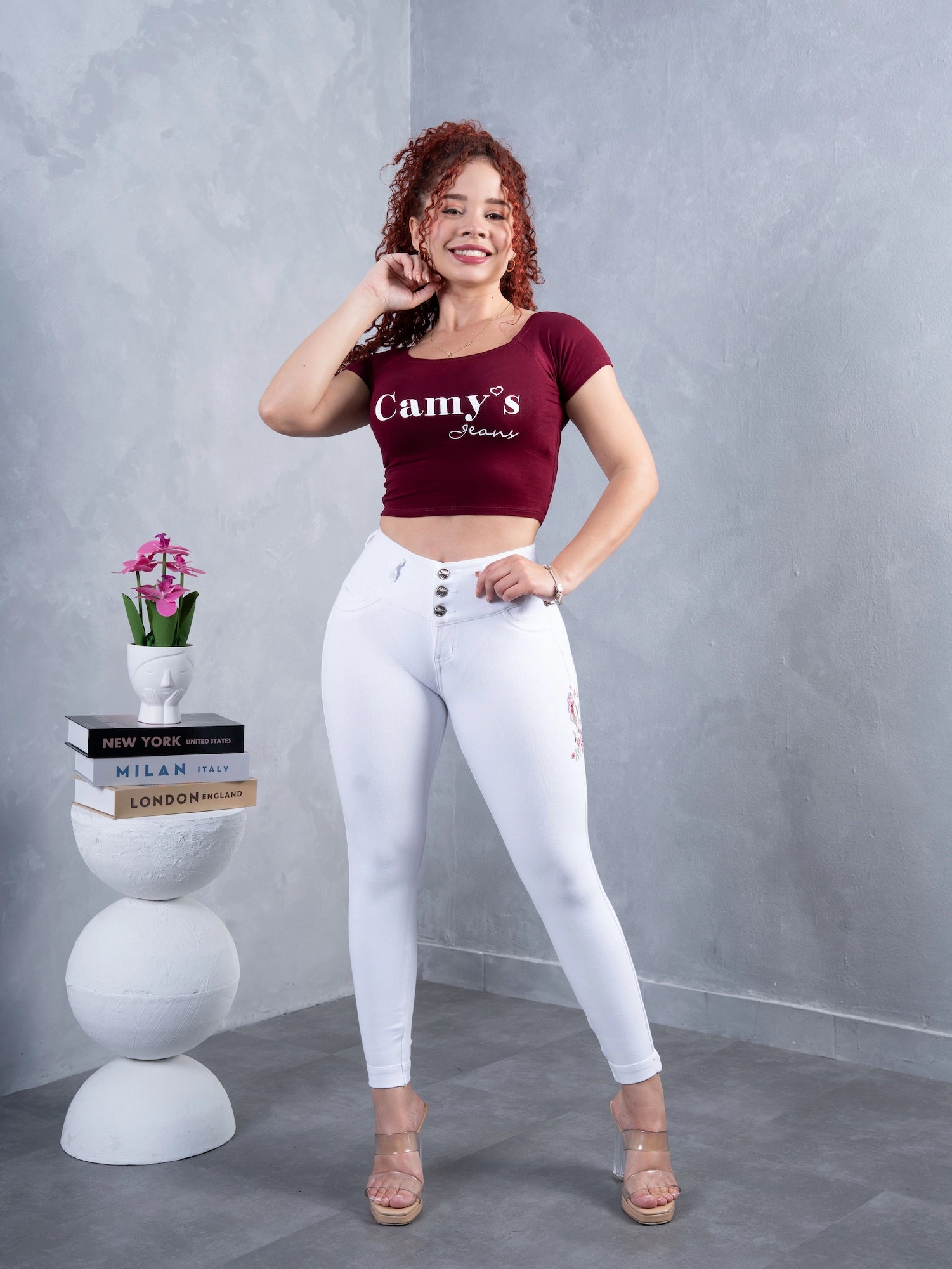 Pantalón Clásico Blanco, bordado flor rojo