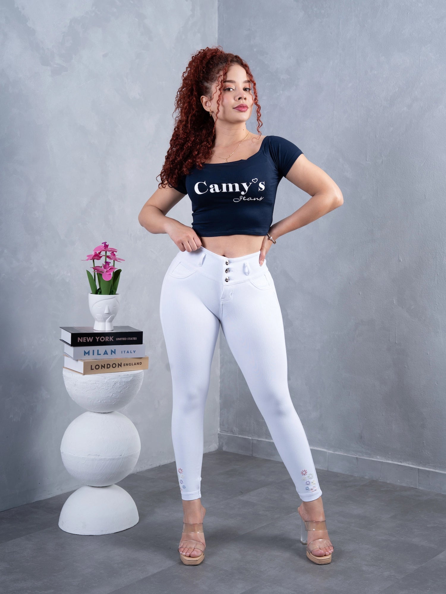 Pantalón Clásico Blanco, bordado flores de colores