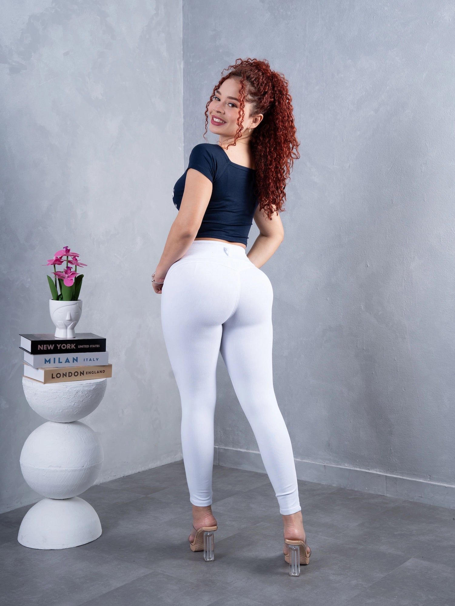 Pantalón Clásico Blanco, bordado flores de colores