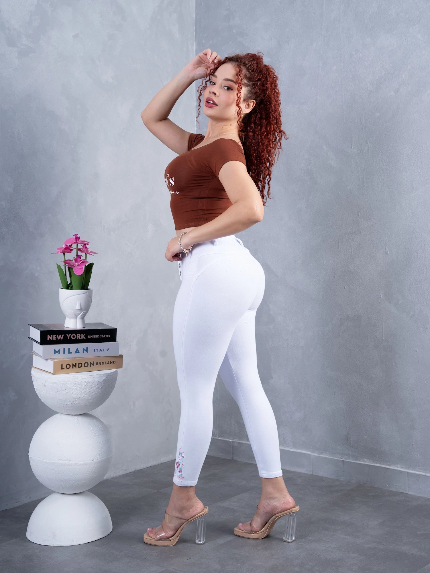 Pantalón Clásico Blanco, bordado rosa