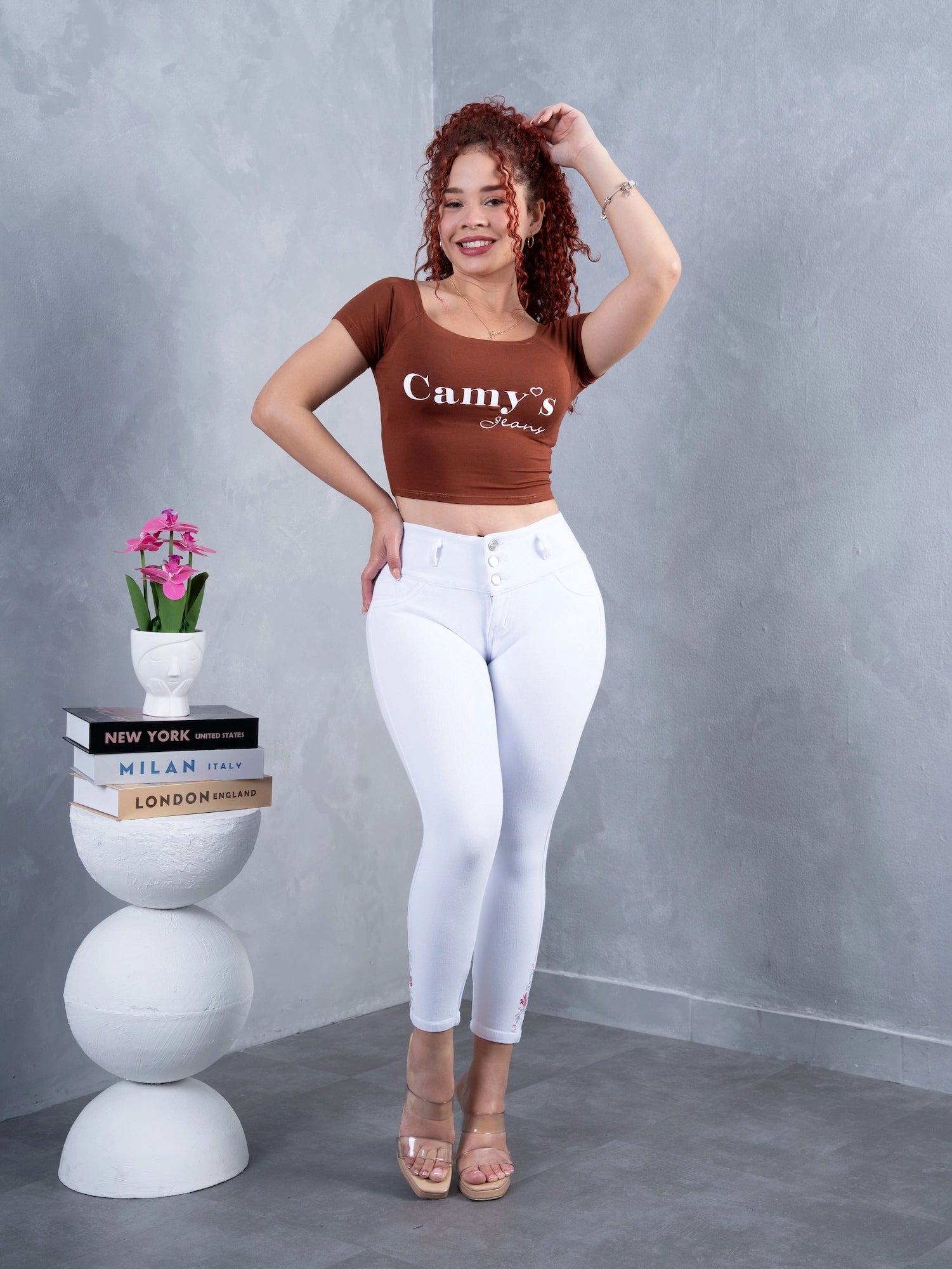 Pantalón Clásico Blanco, bordado rosa