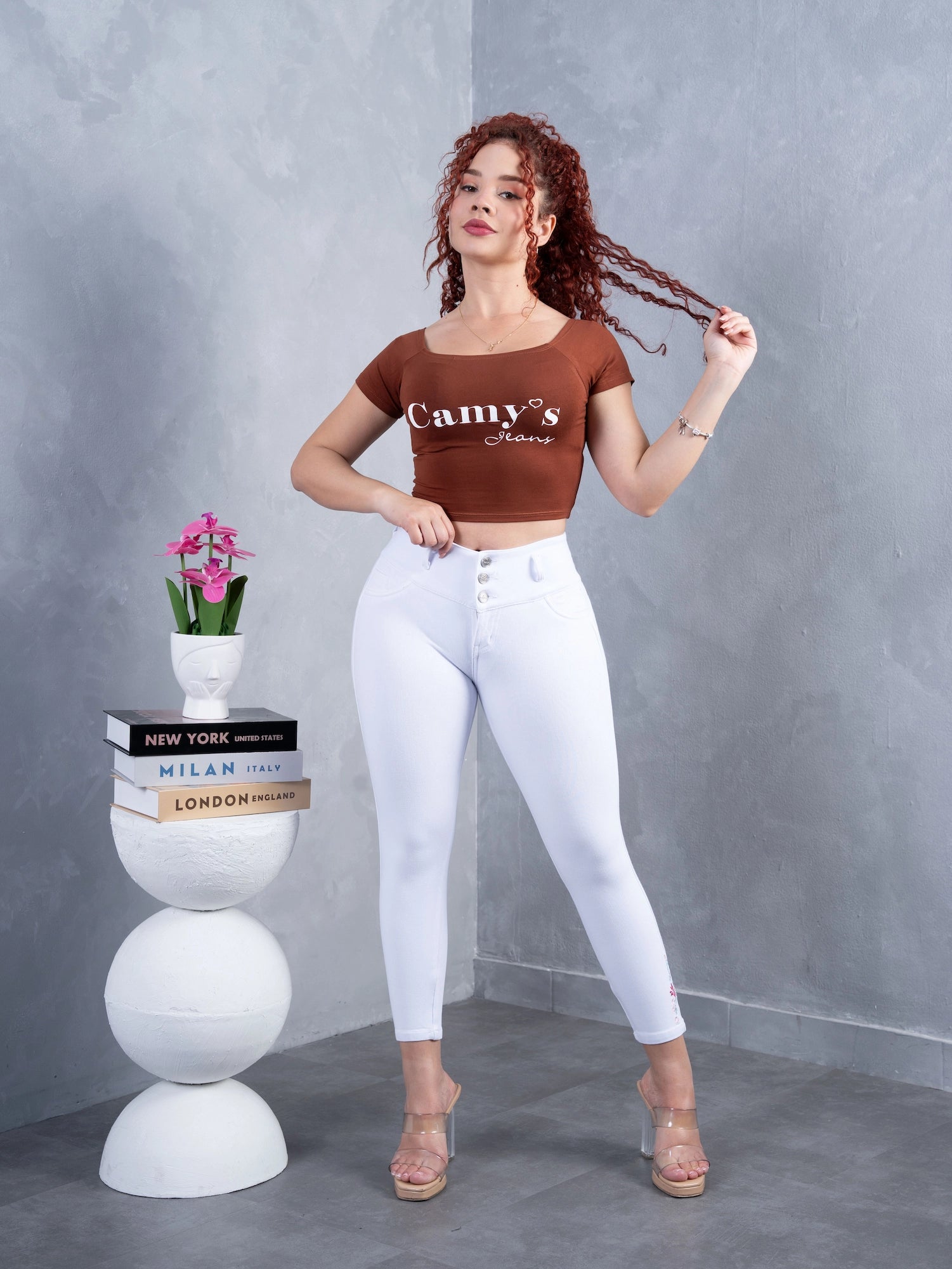 Pantalón Clásico Blanco, bordado rosa