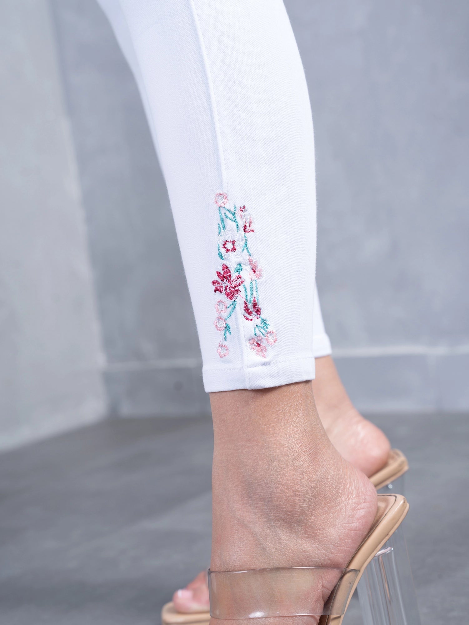 Pantalón Clásico Blanco, bordado rosa