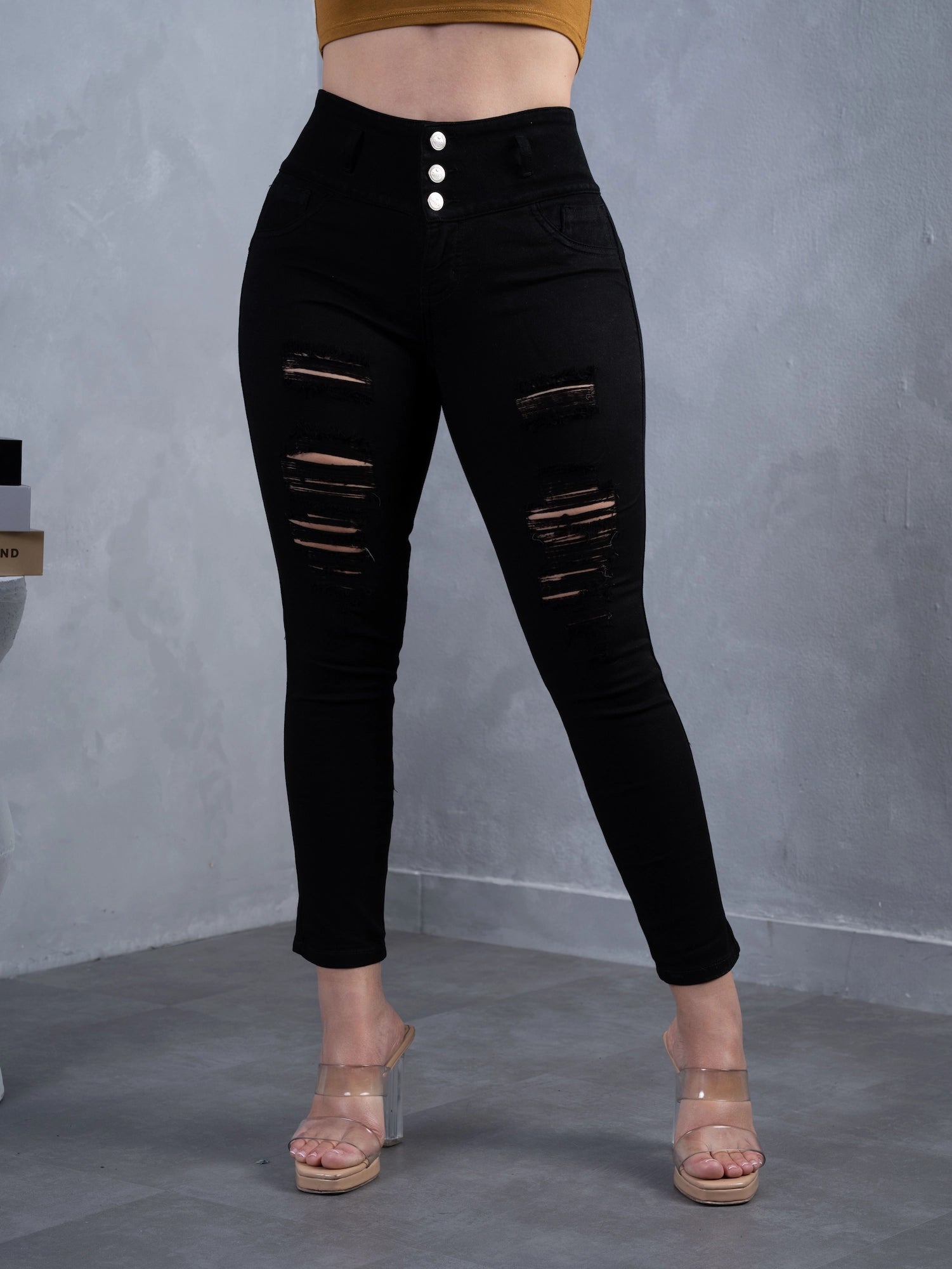 Pantalón Clásico Negro Rasgado